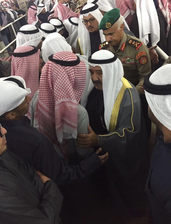 النائب الأول لرئيس مجلس الوزراء ووزير الدفاع الشيخ ناصر صباح الأحمد خلال تقديمه واجب العزاء في وفاة الطالب ضابط الفقيد مبارك ناصر عايش العازمي