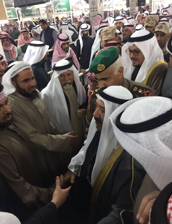النائب الأول لرئيس مجلس الوزراء ووزير الدفاع الشيخ ناصر صباح الأحمد خلال تقديمه واجب العزاء في وفاة الطالب ضابط الفقيد مبارك ناصر عايش العازمي