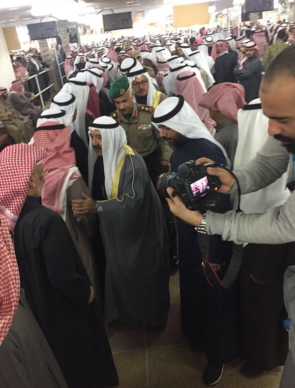 النائب الأول لرئيس مجلس الوزراء ووزير الدفاع الشيخ ناصر صباح الأحمد خلال تقديمه واجب العزاء في وفاة الطالب ضابط الفقيد مبارك ناصر عايش العازمي