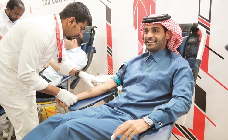 المدير العام والرئيس التنفيذي للشركة محمد بن عبدالله آل ثاني خلال التبرع بالدم ﻿