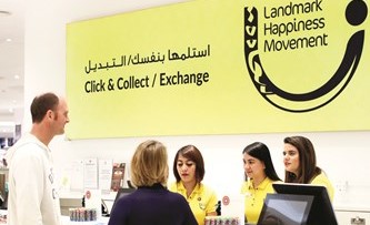 نيشا جاغتياني متحدثة مع موظفي المجموعة ﻿