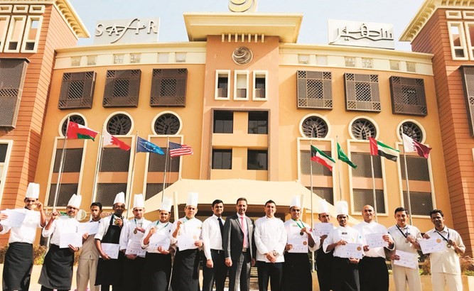 أعضاء فريق سفير يحملون الميداليات وشهادات التقدير﻿