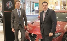 مدير عام شركة الملا وبهبهاني للسيارات أوسكار ريفولي والسفير الإيطالي جوسيبي سكوغناميغليو﻿