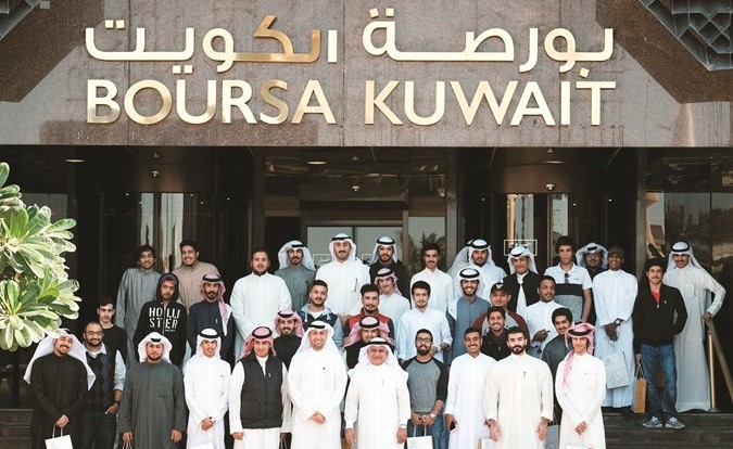 الطلاب خلال زيارتهم للبورصة﻿
