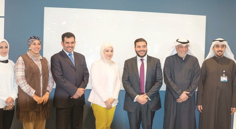 لقطة جماعية لمسؤولي الدولي وسفيرة﻿