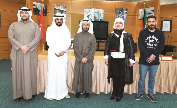 د.أيمن القطان والشيخة تماضر الصباح في لقطة جماعية عقب الندوة﻿