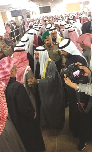 الشيخ ناصر صباح الأحمد يقدم واجب العزاء لأسرة المغفور له بإذن الله الطالب الضابط مبارك العازمي ﻿