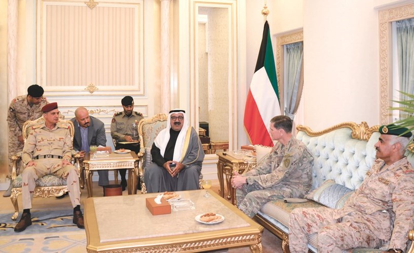 الشيخ ناصر صباح الأحمد مستقبلا الفريق أول عثمان الغانمي والفريق أولجوزيف ل. فوتال بحضور رئيس الأركان الفريق الركن محمد الخضر﻿