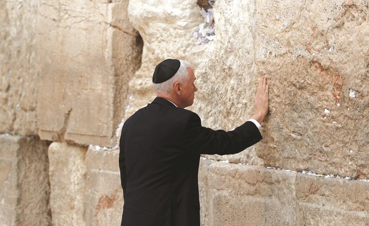 نائب الرئيس الاميركي مايك بنس خلال زيارته لحائط البراق في نهاية زيارته للمنطقة امس- (أ. ف. پ) ﻿