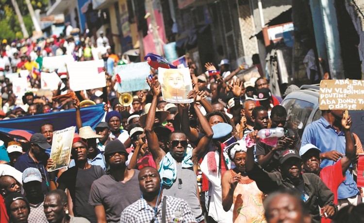 تظاهرة في هايتي امس الاول ضد تصريحات الرئيس الاميركي دونالد ترامب السابقة عن المهاجرين- (رويترز)﻿