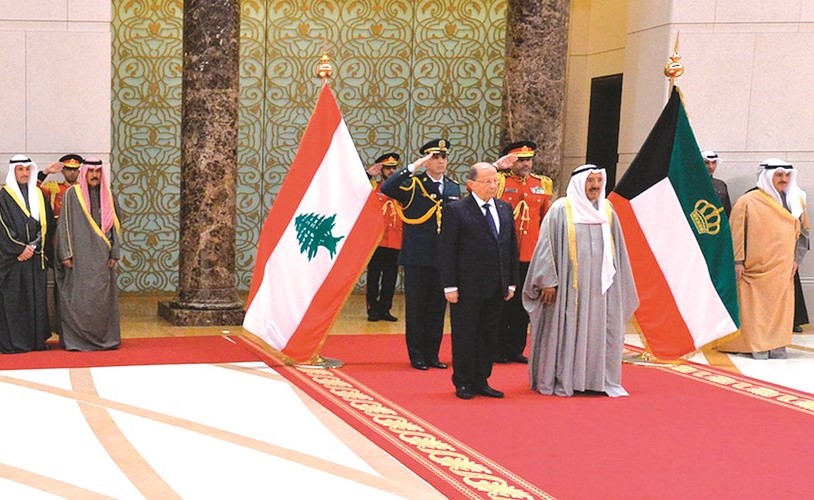 صاحب السمو الأمير الشيخ صباح الأحمد مستقبلا الرئيس اللبناني العماد ميشال عون بحضور سمو ولي العهد الشيخ نواف الأحمد ومرزوق الغانم والشيخ مشعل الأحمد وسمو الشيخ جابر المبارك ﻿﻿والشيخ علي الجراح والشيخ محمد العبدالله والسفير أحمد فهد الفهد﻿