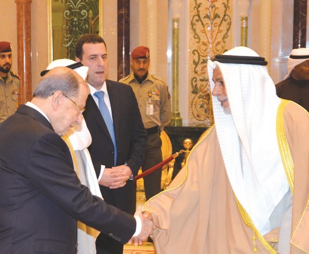 المستشار يوسف المطاوعة مصافحا الرئيس عون﻿
