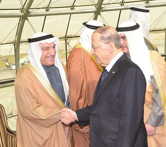 الرئيس اللبناني مصافحا المستشار محمد أبوالحسن لدى وصوله﻿