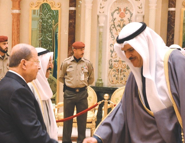 الشيخ سلمان الحمود يصافح ضيف الكويت﻿