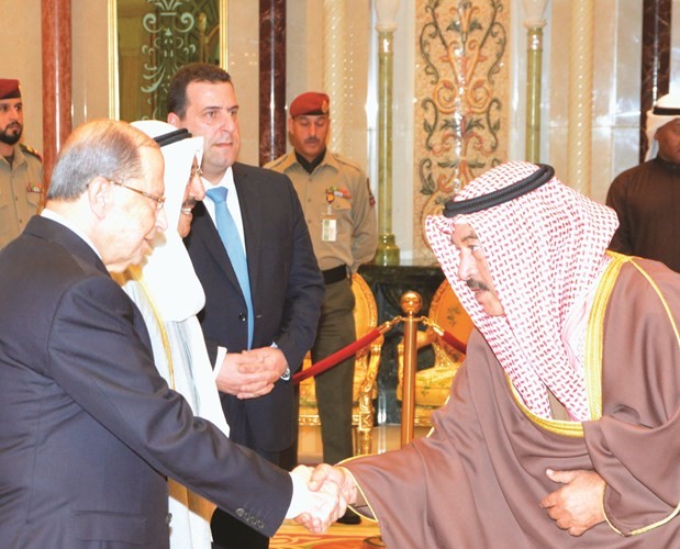 الشيخ د. سالم الجابر مصافحا الرئيس عون﻿