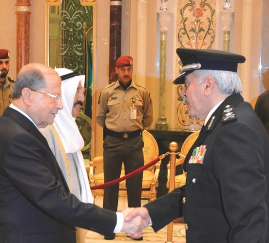 الفريق محمود الدوسري مصافحا الرئيس عون﻿
