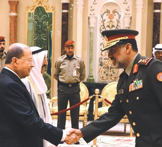 الفريق الركن الشيخ عبدالله النواف مصافحا ضيف الكويت﻿