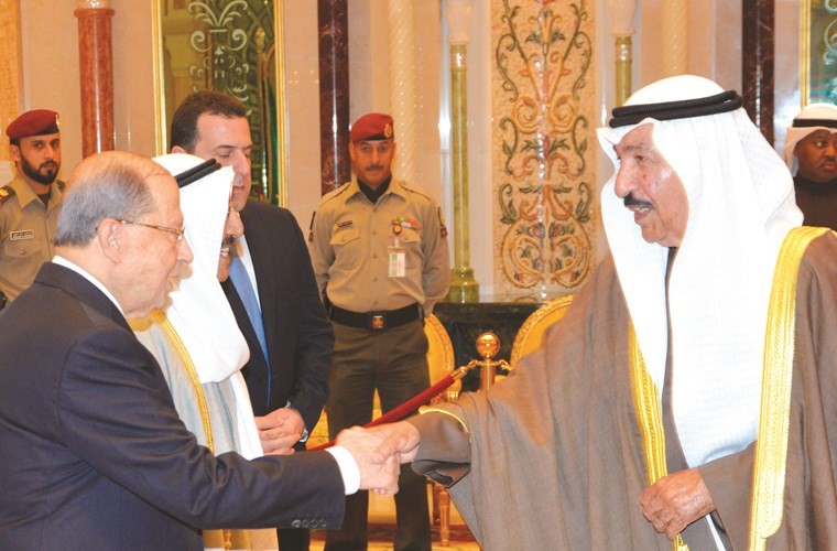 الشيخ جابر العبدالله مصافحا الرئيس عون﻿