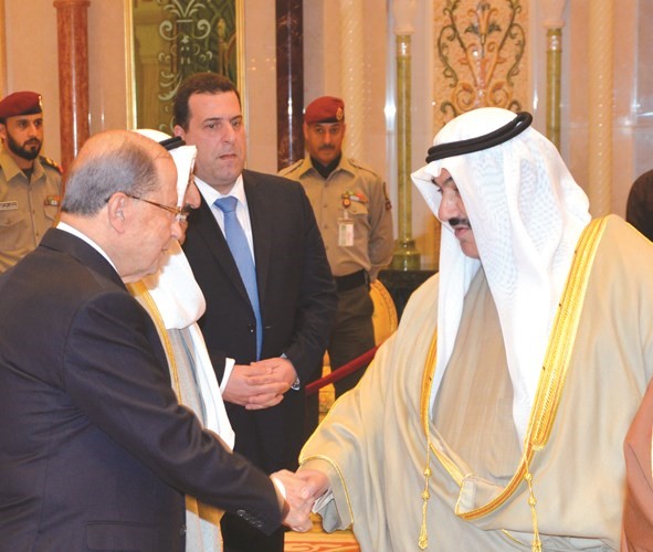 سمو الشيخ ناصر المحمد مصافحا الرئيس اللبناني﻿