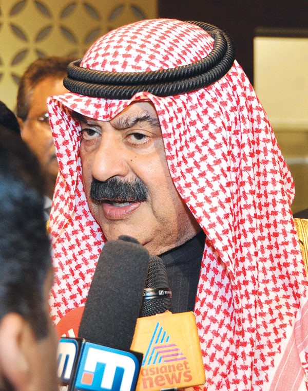 خالد الجارالله متحدثا للصحافيين   (عادل سلامة)