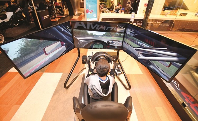زوار المعرض استمتعوا بتجربة تحاكي الحقيقة لقيادة هذه السيارة الرياضية ﻿