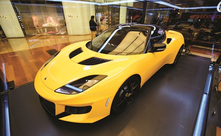 «لوتس الغانم» تعرض أيقونتها «Evora 400» في معرض الكويت للسيارات