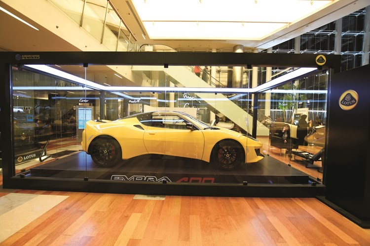 «لوتس الغانم» تعرض أيقونتها «Evora 400» في معرض الكويت للسيارات
