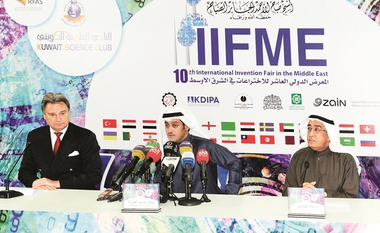 طلال جاسم الخرافي متوسطا د.سلام العبلاني وديفيد فاروقي خلال المؤتمر الصحافي ﻿