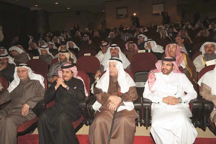 علي الغانم والشيخ خليفة آل ثاني وحضور كبير	(متين غوزال)﻿