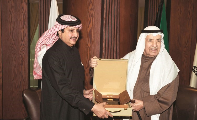 علي الغانم مكرما الشيخ خليفة آل ثاني﻿