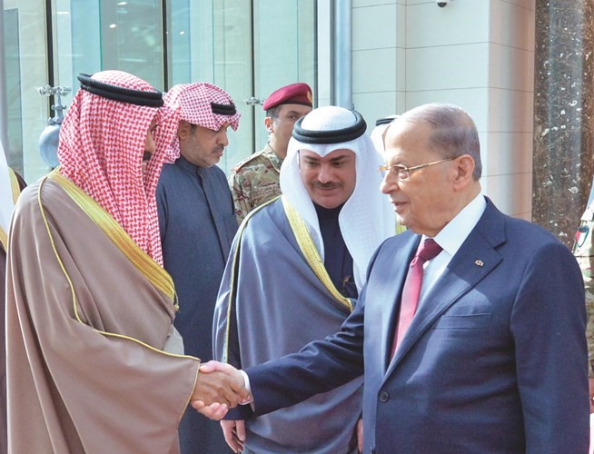 سمو ولي العهد الشيخ نواف الأحمد مصافحا الرئيس اللبناني قبيل مغادرته ﻿
