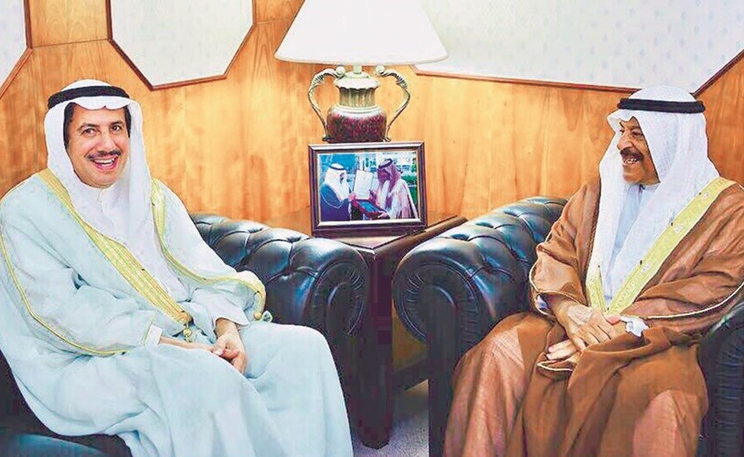 السفير الشيخ عزام الصباح خلال لقائه مع رئيس مجلس الشورى البحريني علي الصالح﻿