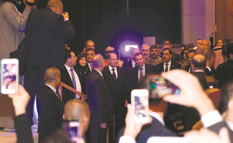 الرئيس اللبناني العماد ميشال عون متوسطا وزير الخارجية جبران باسيل والمدير العامللأمن العام اللواء عباس إبراهيم ووزيرة الدولة لشؤون التنمية الإدارية عناية عز الدين ومستشار رئيس الجمهورية الإعلامي جان عزيز والقائم بأعمال السفارة ماهر خير ﻿