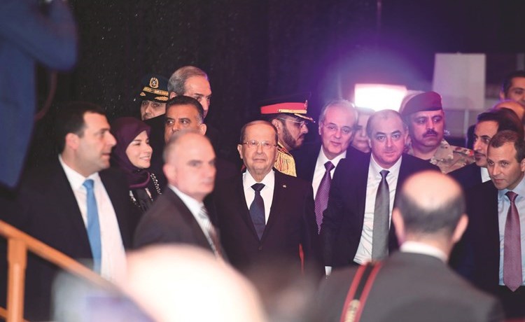 الرئيس اللبناني العماد ميشال عون متوسطا وزير الخارجية جبران باسيل ومستشار رئيس الجمهورية للتعاون الدولي إلياس أبوصعب والمدير العامللأمن العام اللواء عباس إبراهيم ووزيرة الدولة لشؤون التنمية الإدارية عناية عز الدين ﻿