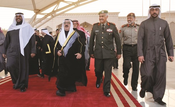 الشيخ ناصر صباح الأحمد مغادرا إلى قطر ويرافقه الفريق الركن محمد الخضر والشيخ أحمد المنصور وفي وداعه الفريق الركن عبدالله النواف﻿