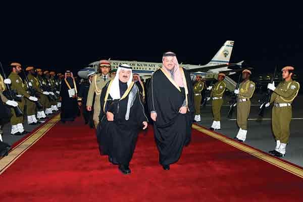 نائب رئيس مجلس الوزراء ووزير الدفاع د.خالد بن محمد العطية مستقبلا الشيخ ناصر صباح الأحمد والوفد المرافق له 