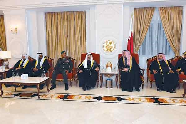 د.خالد بن محمد العطية مستقبلا الشيخ ناصر صباح الأحمد والوفد المرافق له لحظة وصولهم مطار الدوحة 