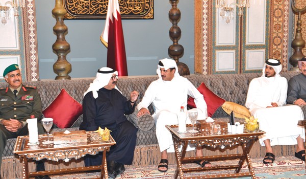 صاحب السمو الشيخ تميم بن حمد لدى استقباله الشيخ ناصر صباح الأحمد ويبدو الفريق الركن محمد الخضر ضمن الوفد المرافق لوزير الدفاع