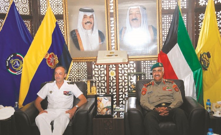 الفريق الركن محمد الخضر مستقبلا العميد الركن بحري ديديه بياتون﻿