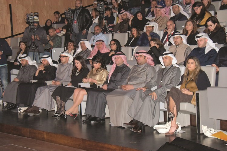خالد الروضان وبدر ناصر الخرافي وعبدالعزيز اسحاق ونياز خاجة يتوسطون الحضور﻿