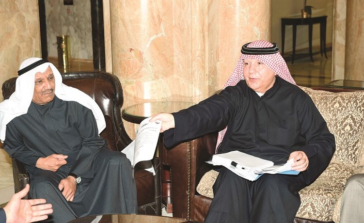 حسن ابو الحسن يعرض بعض المستندات التي حملها معه ﻿