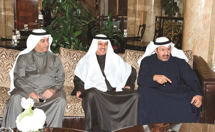 جمال الكاظمي وأسعد البنوان وسعد عناد في حديث مع الحاضرين﻿
