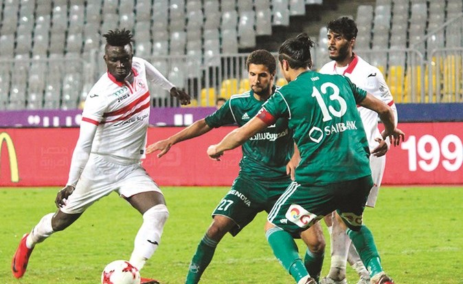 مهاجم الزمالك نانا بوكو يسدد على مرمى المصري ﻿
