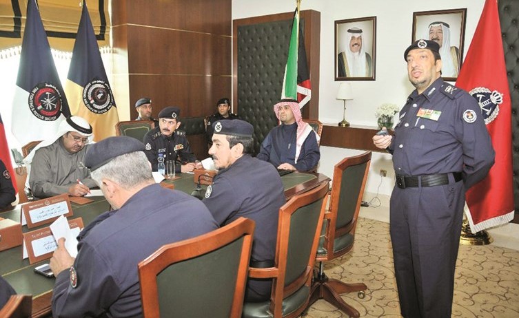 أنس الصالح يستمع إلى عرض عن إنجازات الإطفاء بحضور الفريق خالد المكراد ونواب المدير العام وكبار قادة الإطفاء﻿