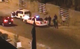 صور من واقعة الاعتداء على رجال الأمن والذين أكدوا بأنهم تعرضوا للاعتداء من قبل ضابطين فيما أكتفى الضابط الثالث المدعى عليه بتصوير الواقعة في السالمية﻿