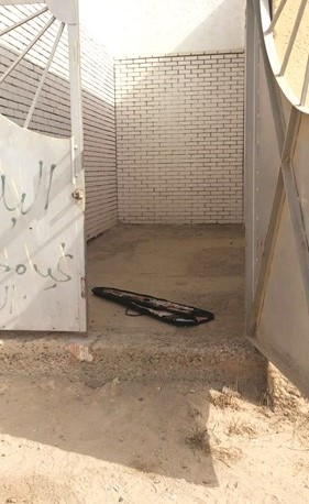 السلاح الرشاش وقد ألقي به داخل المحول﻿