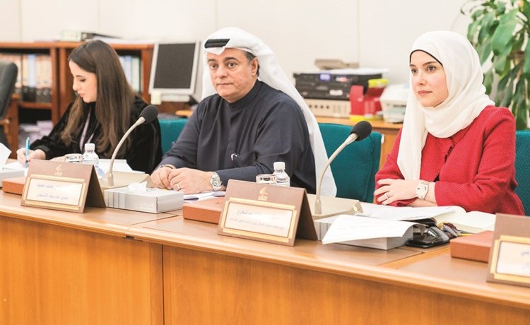 د. جنان بو شهري وصلاح المضف خلال اجتماع المرأة والأسرة ﻿