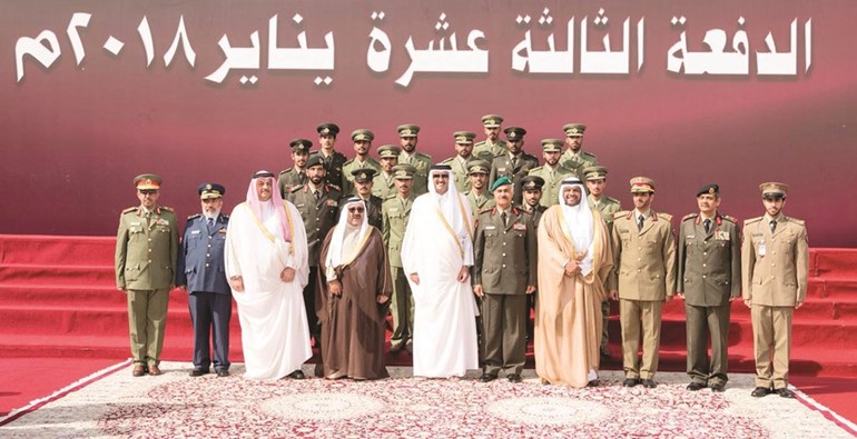 صاحب السمو الشيخ تميم بن حمد آل ثاني أمير قطر والشيخ ناصر صباح الأحمد والفريق الركن محمد الخضر ود. خالد العطية والشيخ أحمد المنصور مع الطلبة الكويتيين الخريجين﻿