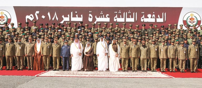 صاحب السمو الشيخ تميم بن حمد آل ثاني والنائب الأول لرئيس مجلس الوزراء ووزير الدفاع الشيخ ناصر صباح الأحمد يتوسطان خريجي دفعة الطلبة الضباط 13 بكلية أحمد بن محمد العسكرية في لقطة جماعية﻿