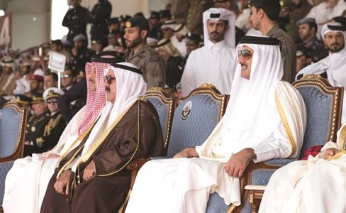 صاحب السمو الشيخ تميم بن حمد آل ثاني أمير دولة قطر والشيخ ناصر صباح الأحمد خلال الحفل﻿